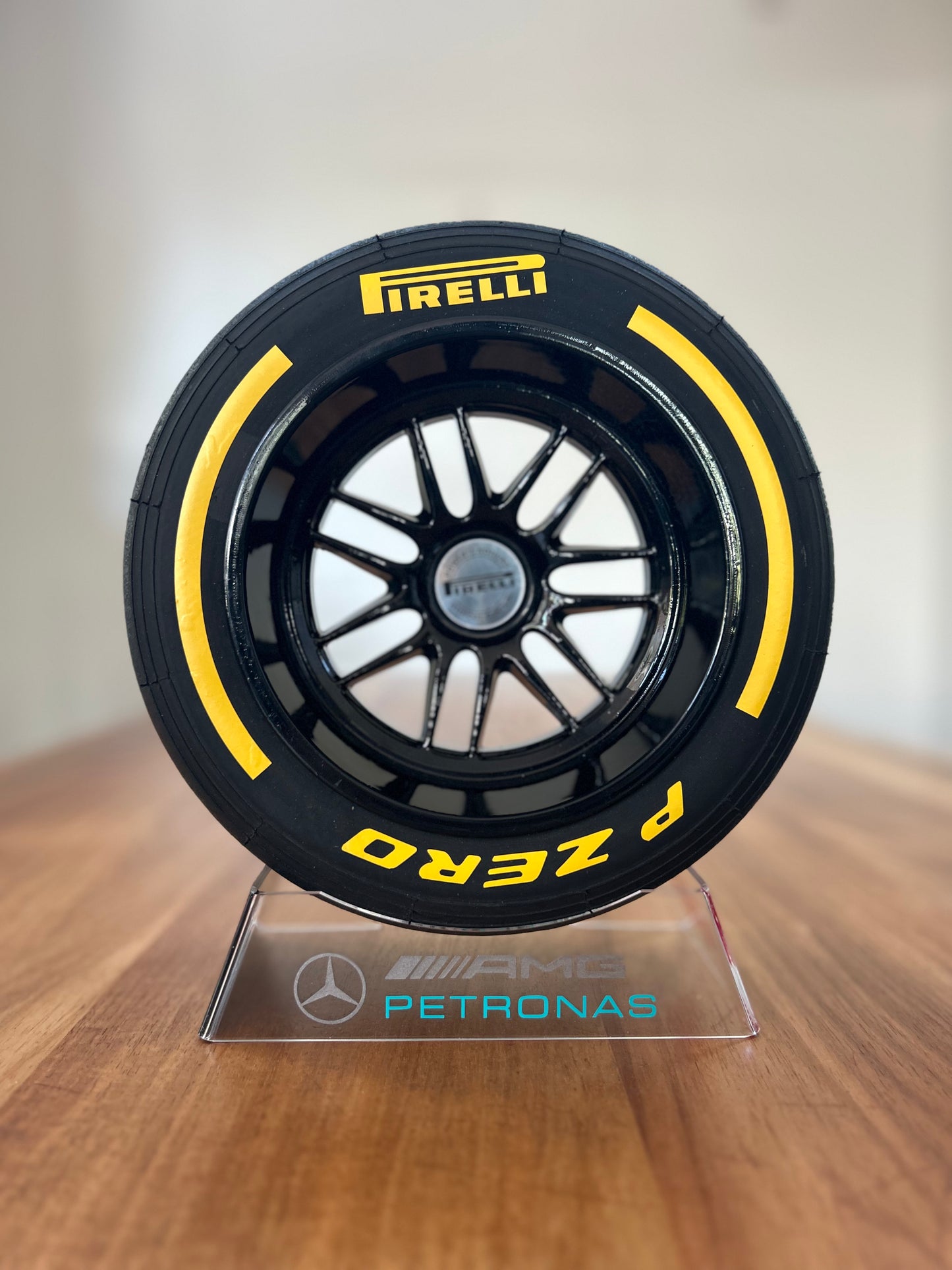 NIEUW 2025 - Pirelli-band met Piastri-standaard