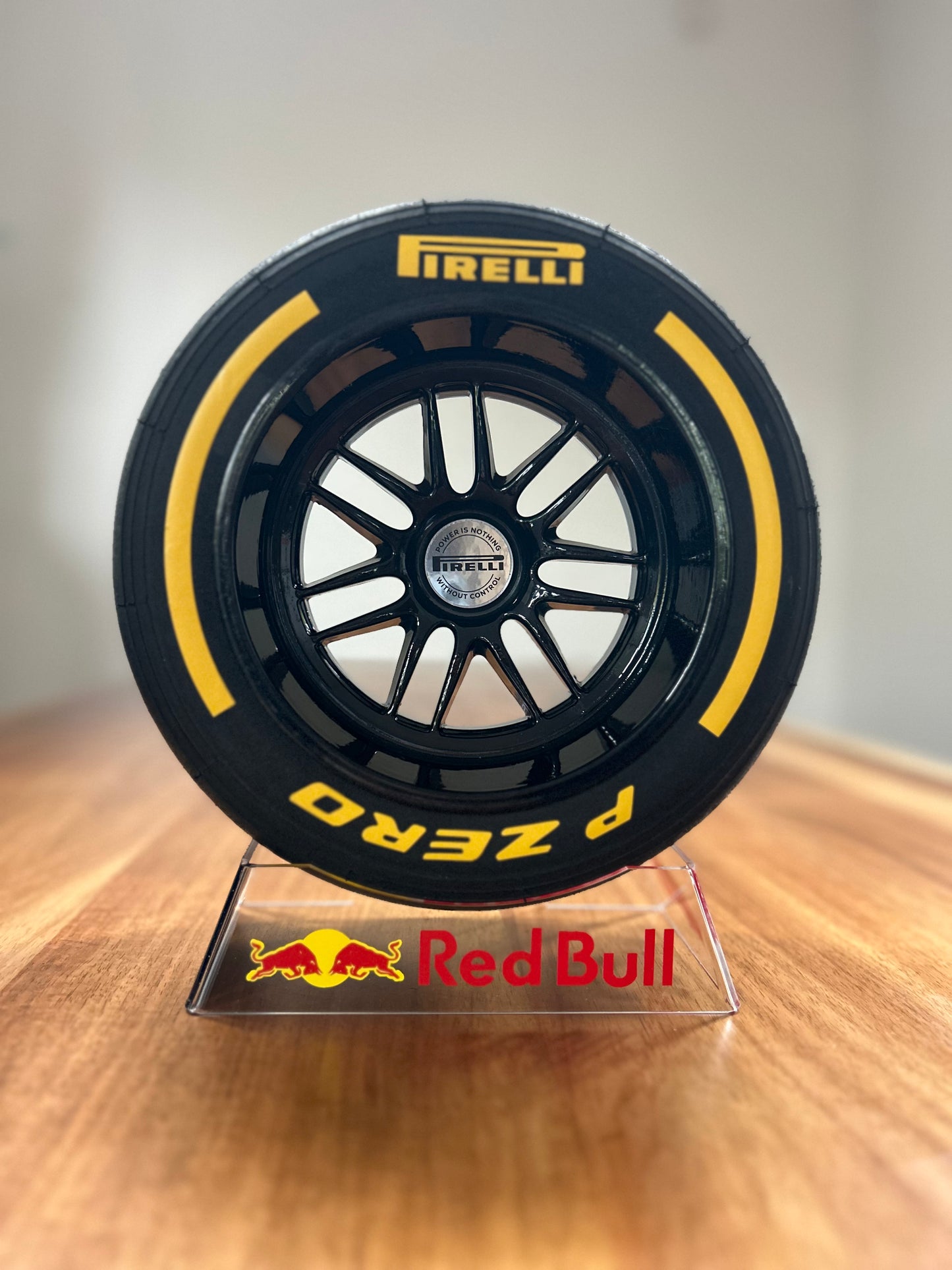 NIEUW 2025 - Pirelli-band met Verstappen-standaard