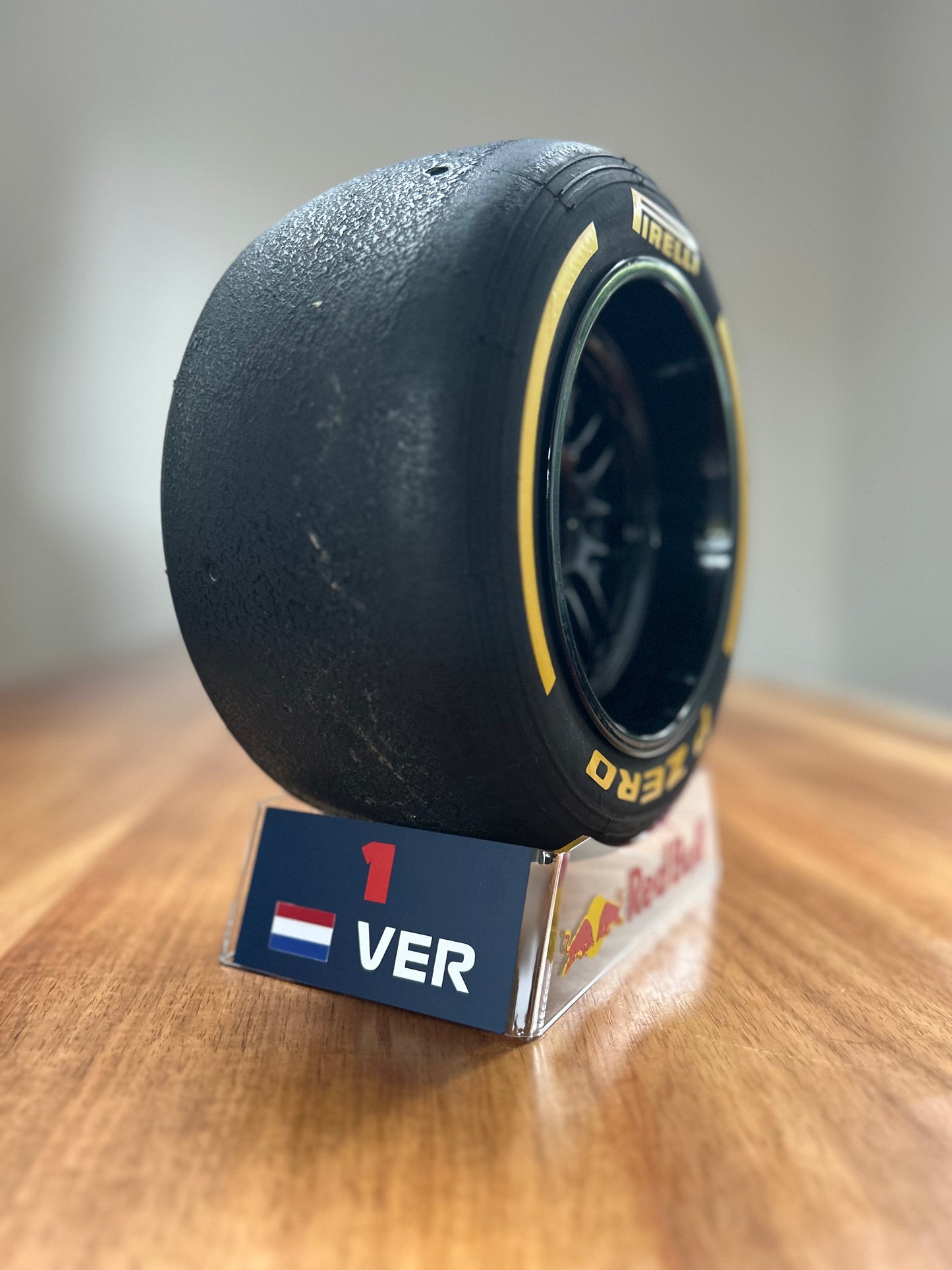 NIEUW 2025 - Pirelli-band met Verstappen-standaard