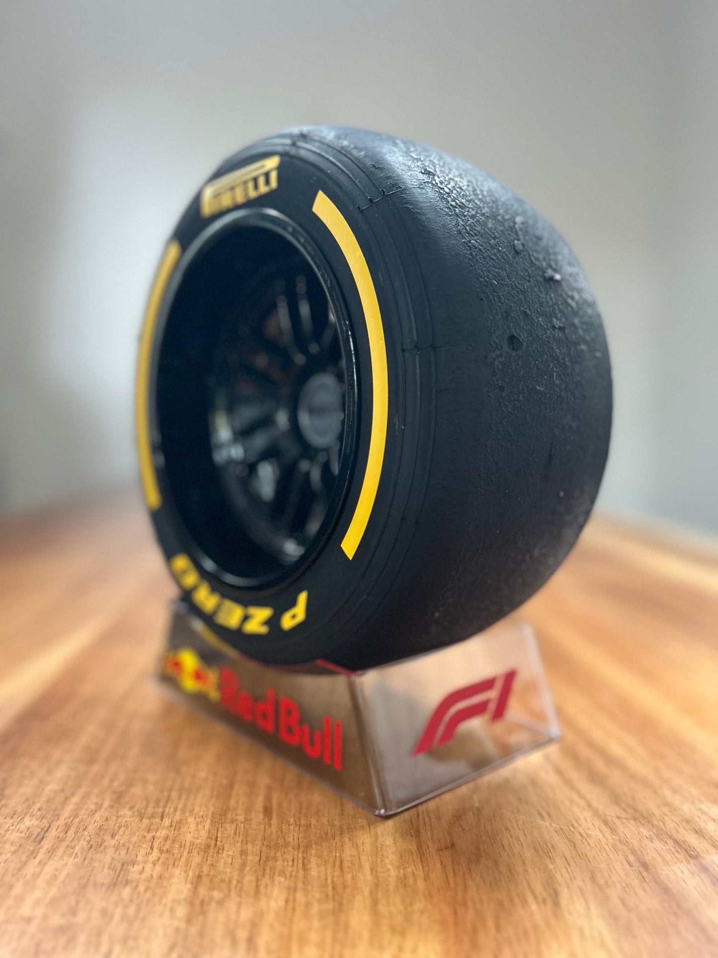 NIEUW 2025 - Pirelli-band met Verstappen-standaard