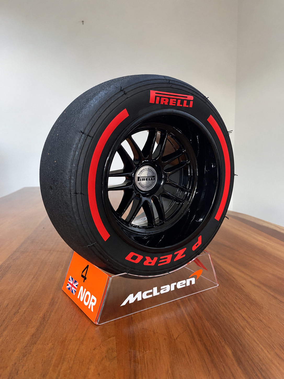 NIEUW 2025 - Pirelli-band met Piastri-standaard