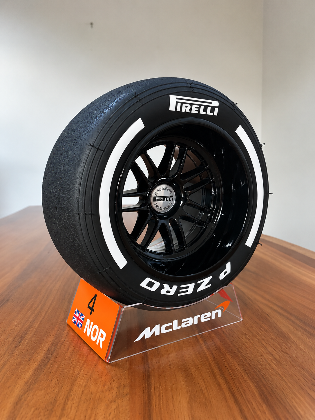 NIEUW 2025 - Pirelli-band met Piastri-standaard