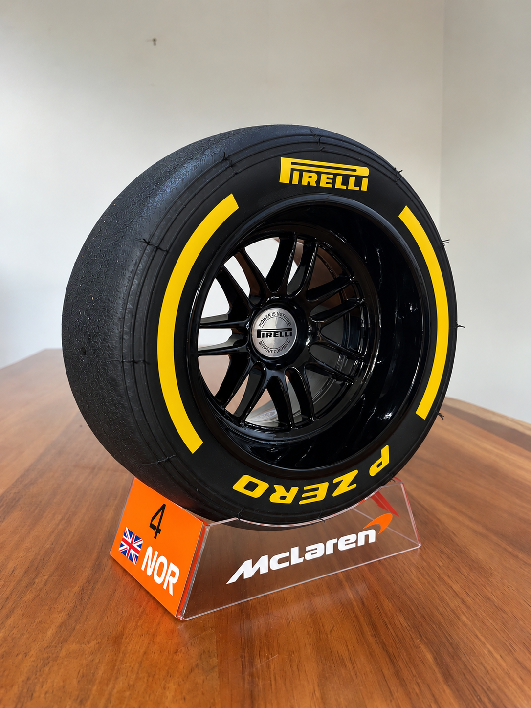 NIEUW 2025 - Pirelli-band met Piastri-standaard