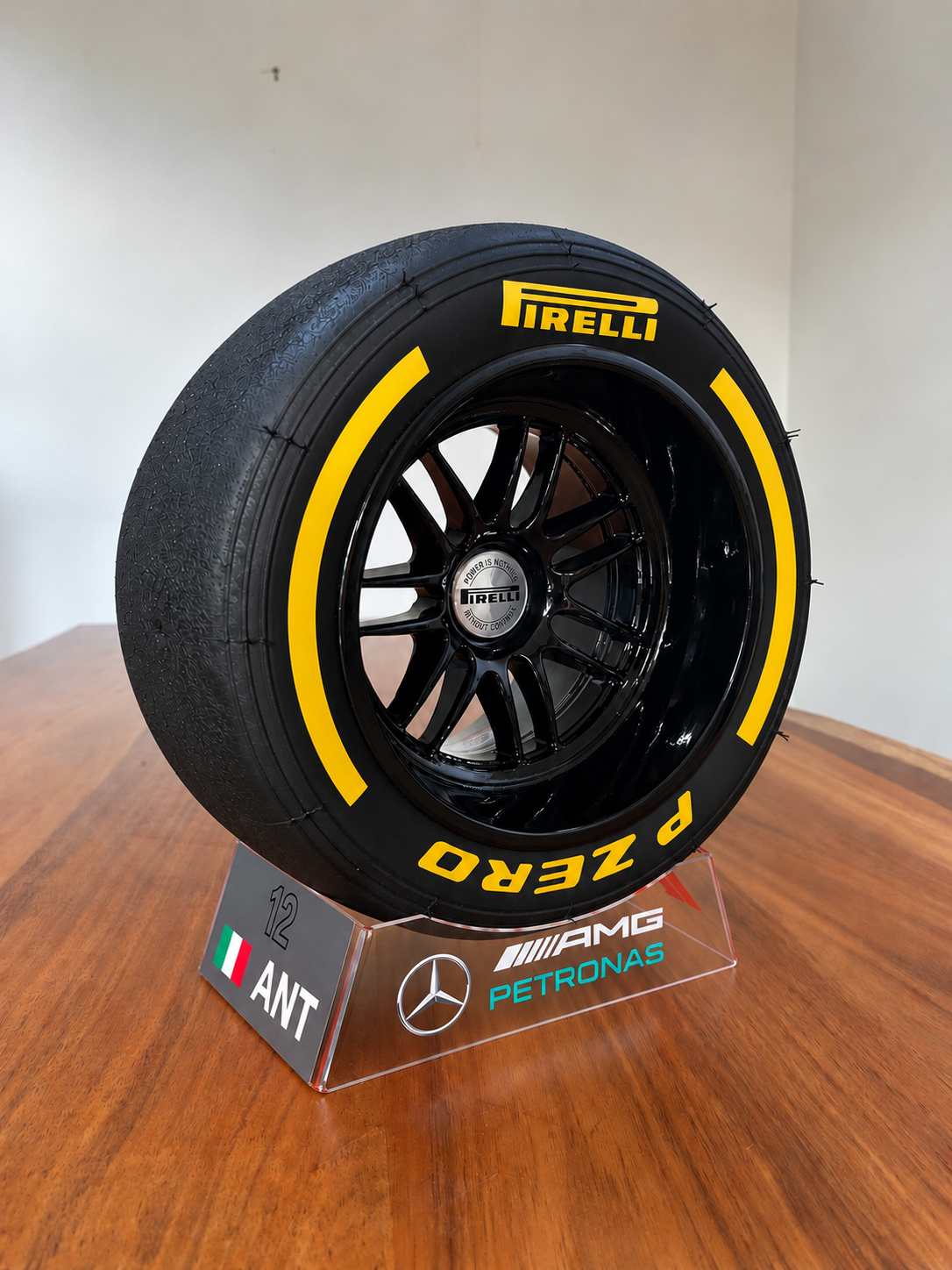 NIEUW 2025 - Pirelli-band met Piastri-standaard