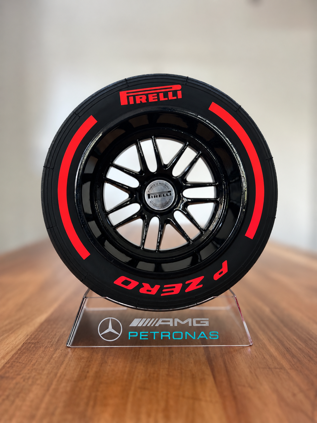NIEUW 2025 - Pirelli-band met Piastri-standaard