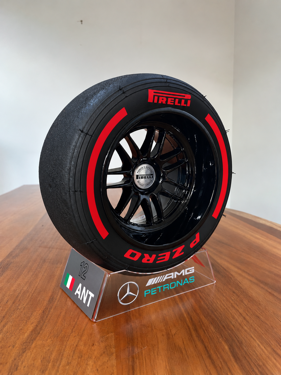 NIEUW 2025 - Pirelli-band met Piastri-standaard