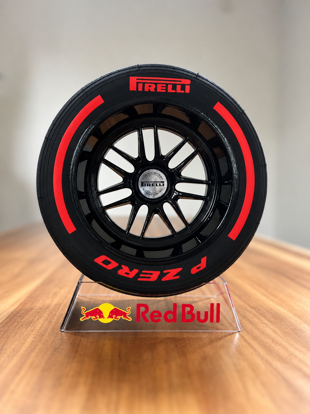 NIEUW 2025 - Pirelli-band met Verstappen-standaard