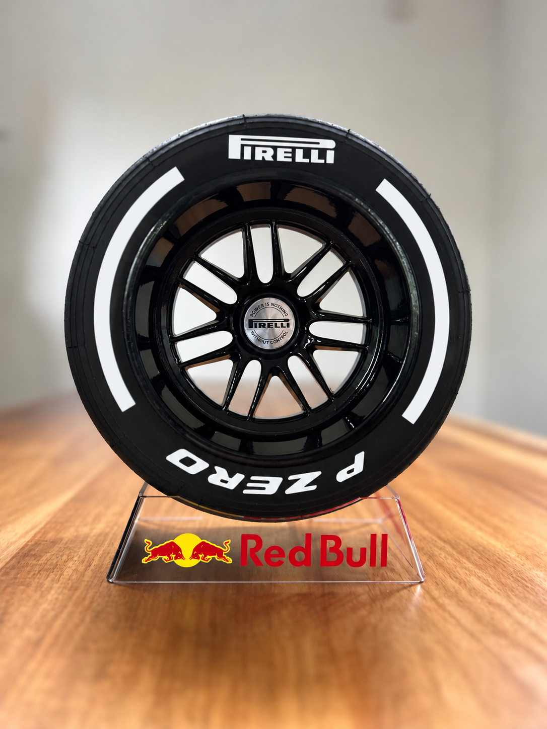 NIEUW 2025 - Pirelli-band met Verstappen-standaard