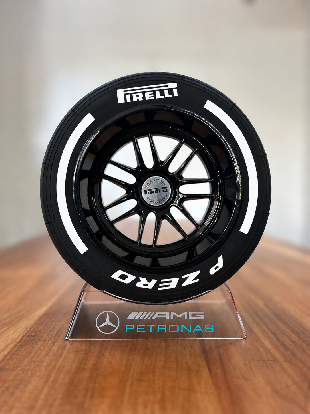 NIEUW 2025 - Pirelli-band met Piastri-standaard
