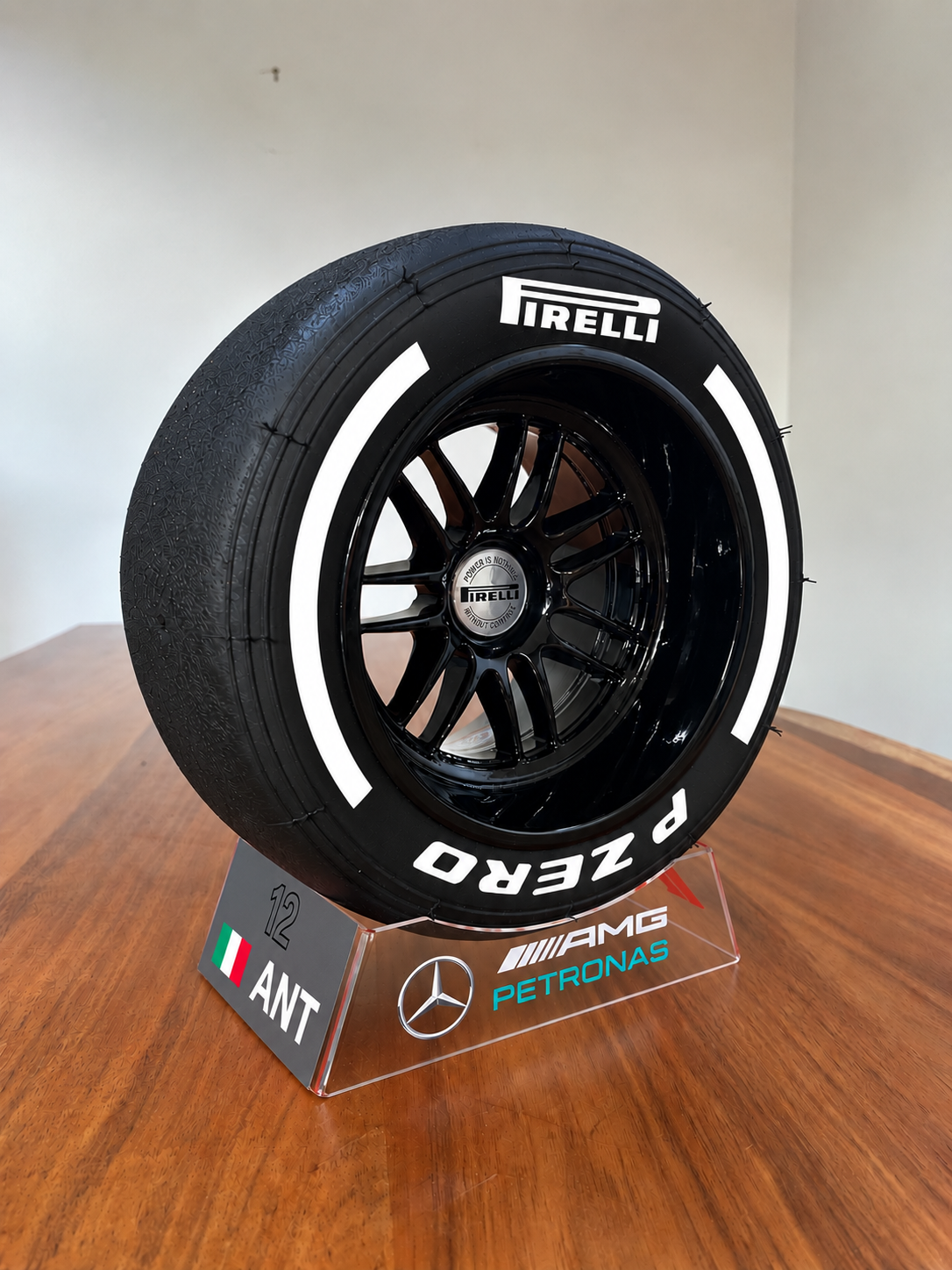 NIEUW 2025 - Pirelli-band met Piastri-standaard